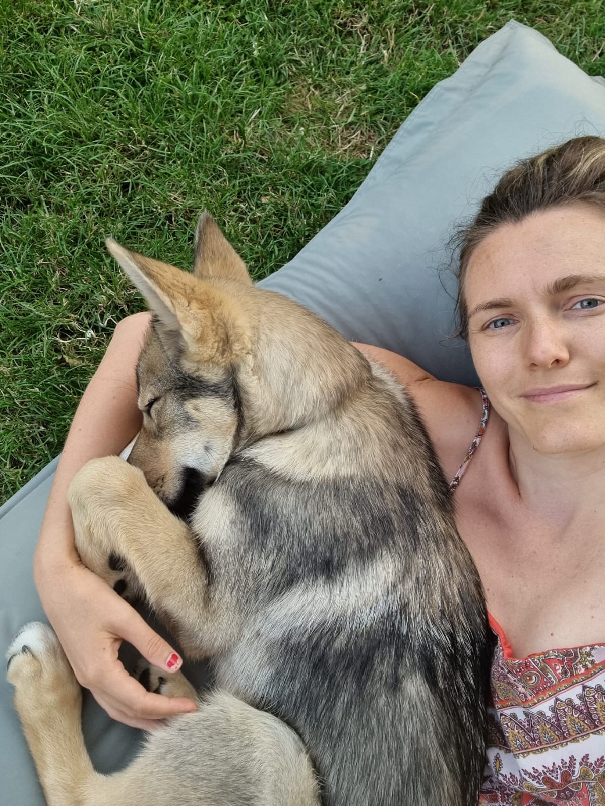 Samen slapen met pup Raevie en Véronique van Sunoré