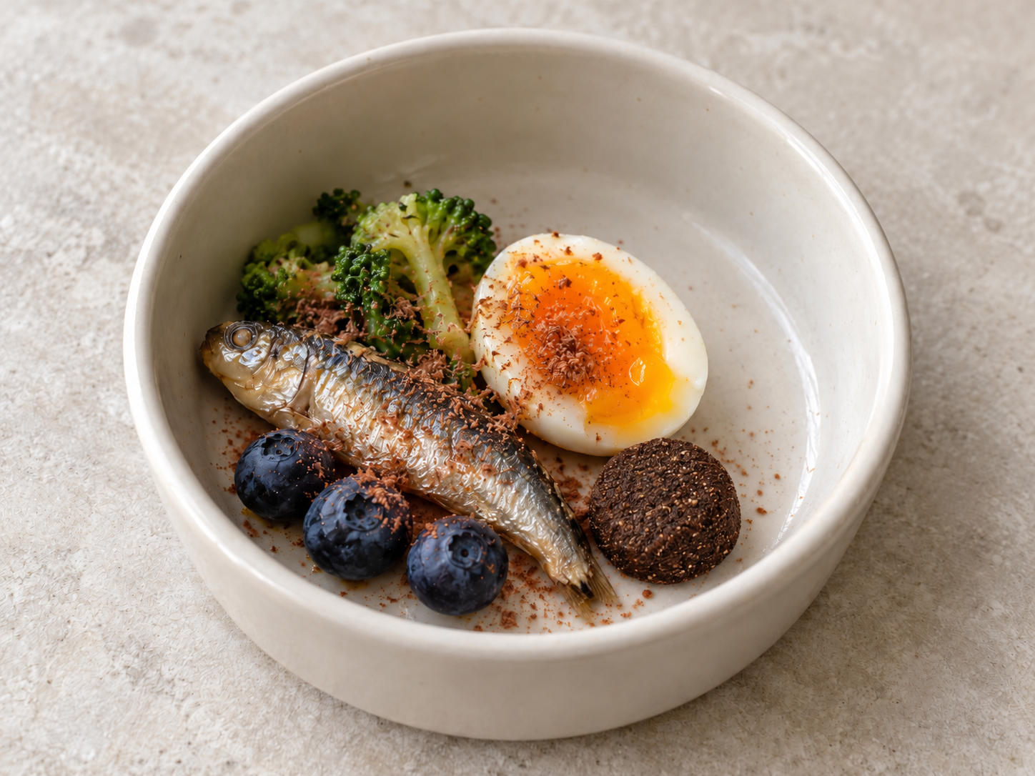 Sardinekom met broccoli en eitje